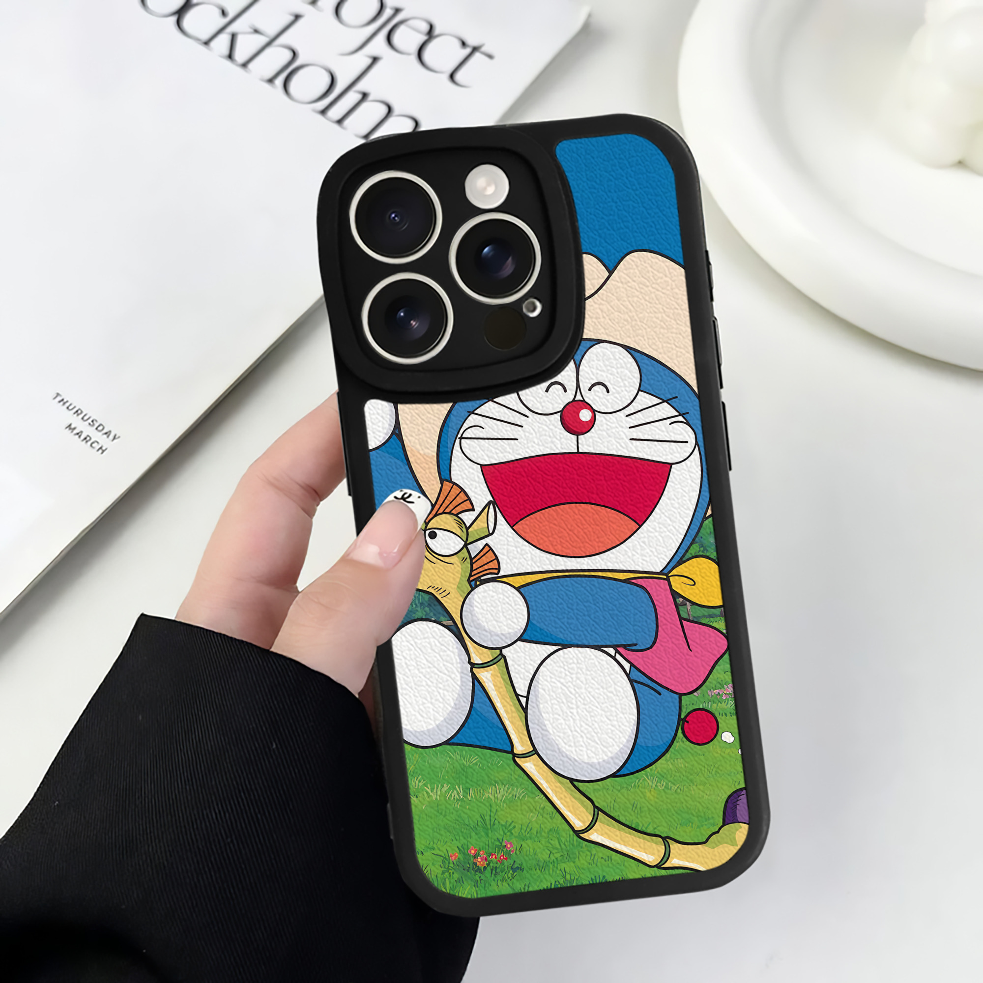 （画像用） ドラえもん Doraemon 【iPhone 16シリーズ対応】シリコンスマホケース（レザー調） 材質：シリコン